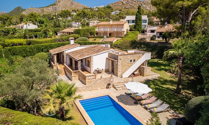 Cielo de Bonaire Ski Chalet | Villa Victoria Alcudia: Ideal Retreat with Private Pool