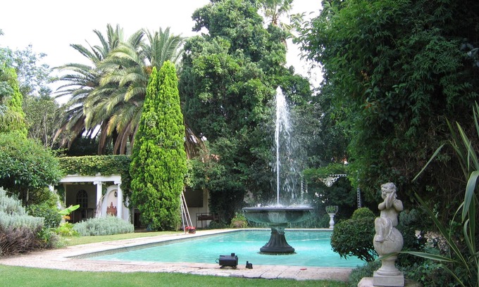 Ekurhuleni House | Comfortable Villa Victoria Executive Guest House with Pool