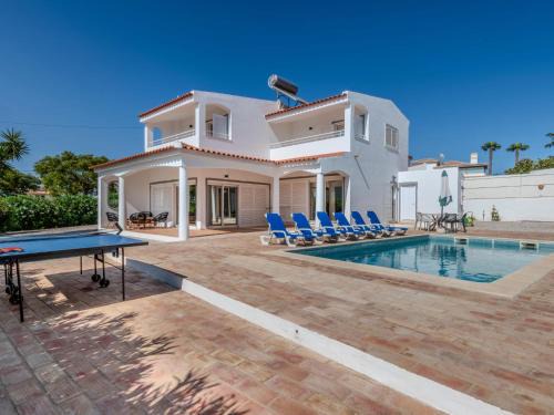 Castelo Villa | Relax at Villa dos Sonhos: A Family-Friendly Retreat