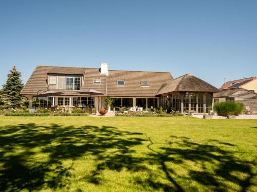 De Haan Villa | Family Retreat at Villa Rosetree with Relaxing Hot Tub