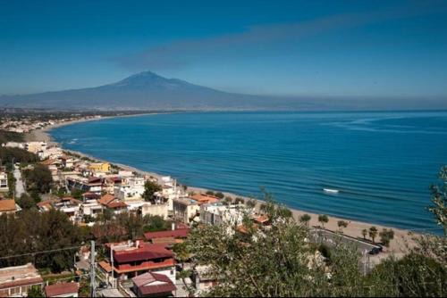 Agnone House | Villa Viola: Pet-Friendly Retreat with Ocean Views
