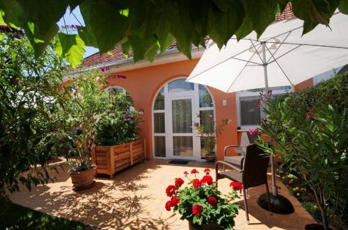 Gyula Apartment | Villa Viola Spa & Garden: Pet-Friendly Oceanfront Escape