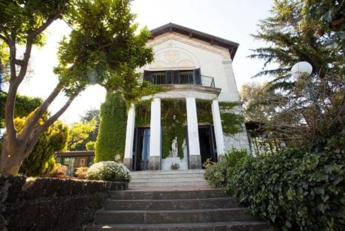Viagrande House | VILLA VISCALORI A garden with pool and see view near Etna
