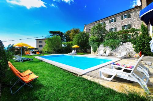 Strpacici Apartment | Villa Visnjan Residence: Oceanfront Retreat with Pool & Hot Tub
