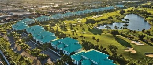 Doral House | Villa Vista: 3 Bedrooms with Golf View & Pool Access