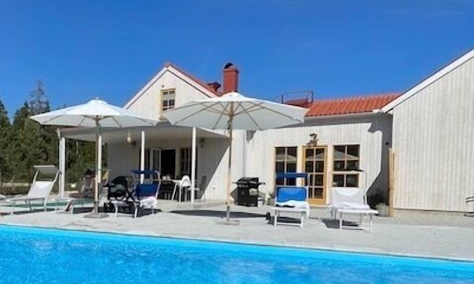 Slite House | Relax at Villa VitvikenB in Gotland with Pool & Ocean Views
