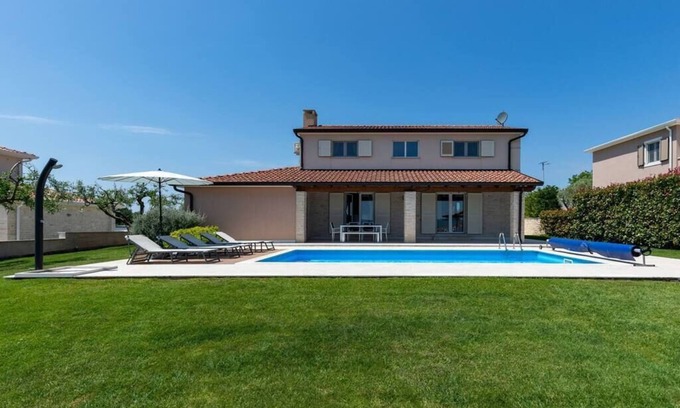 Vizinada Villa | Villa Vor Ort: Family-Friendly Getaway with Private Pool