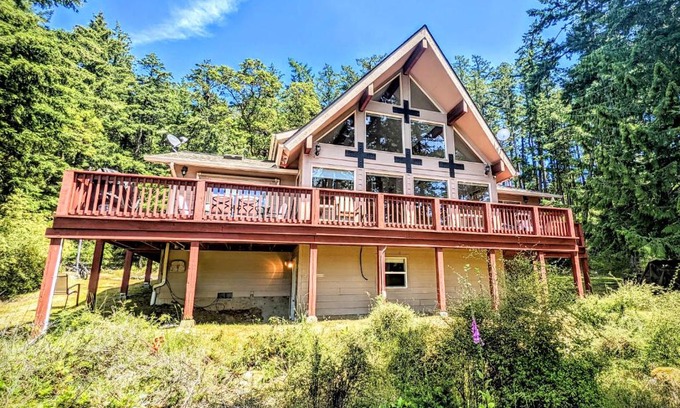 Eastsound Villa | Villa with Spectacular Bay Views, Garden & Playful Amenities