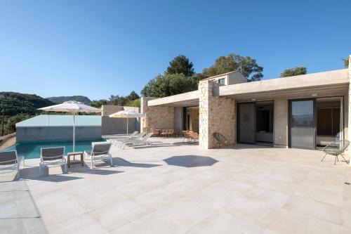 Petaleia Villa | Elegant Villa Waterlily with Oceanfront Pool & 10/10 Rating