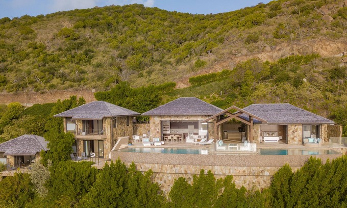 North Sound Villa | Elegant Villa Water’s Edge with Pool and Ocean Views