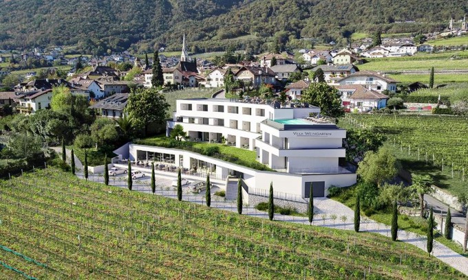 Caldaro Sulla Strada del Vino Bed & Breakfast | Inviting Villa Weingarten: Oceanfront Stay with Pool