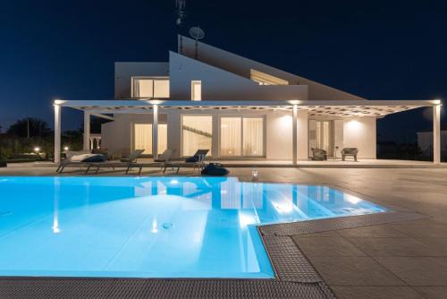 Modica Villa | Discover Villa White: A Family-Friendly 4-Star Retreat