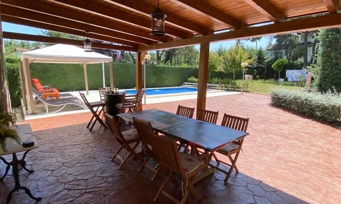 Cadalso de los Vidrios Ski Chalet | Elegant Villa with Pool Near Madrid - Guest Rated 10/10