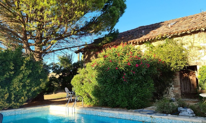 Castelnau-de-Montmiral House | Relaxing Villa with Pool in Quiet Location for Groups