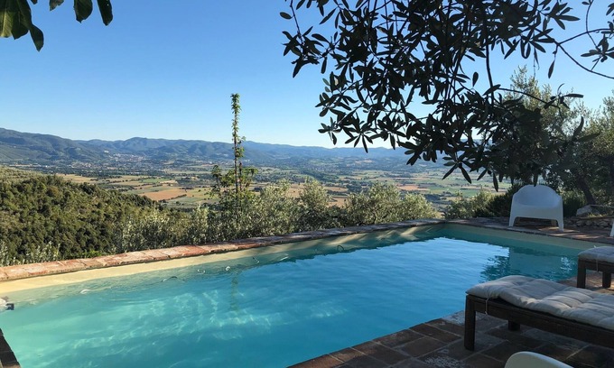 Campello sul Clitunno House | Inviting Villa with Pool in a Prime Location