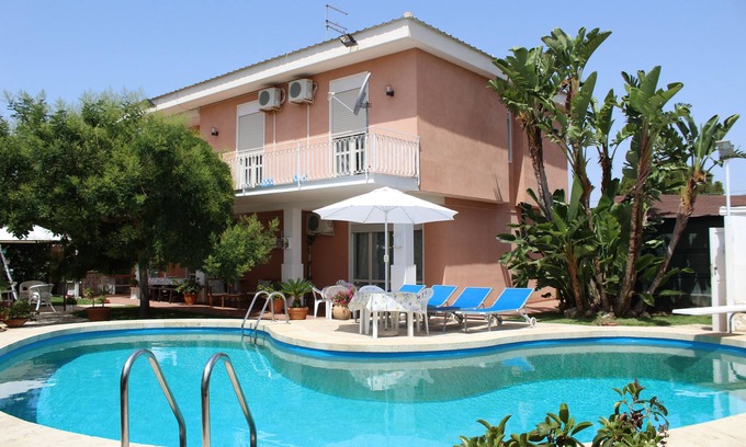 Fontane Bianche Villa | Relaxing Villa with Pool, Garden, and Ocean View Awaits