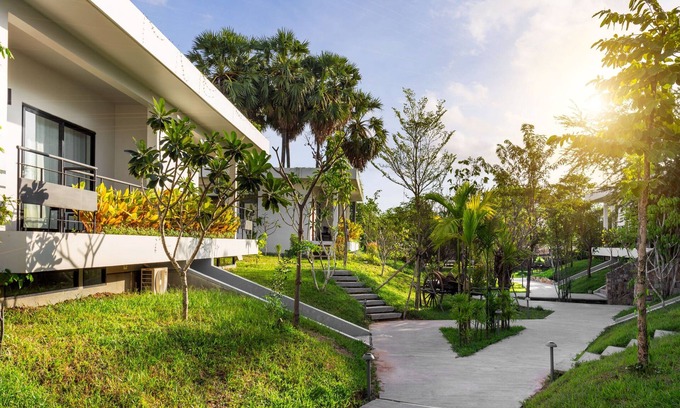 Siem Reap Resort | Modern Villa with Free Wifi and Relaxing Pool Access