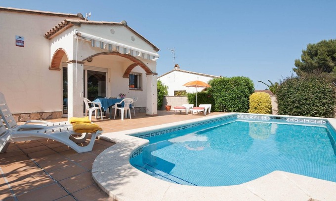 L'Escala Villa | Idyllic Villa with Garden & Pool in Riells - 10/10 Rating!