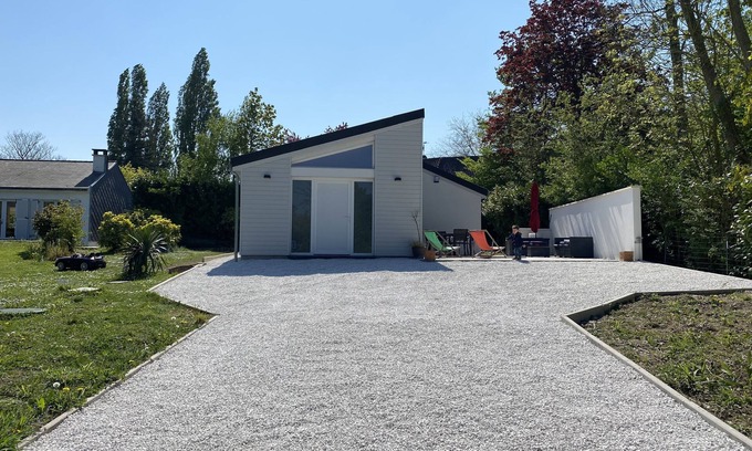 Halluin House | Beautiful Villa with Garden, Private Parking & Pet-Friendly