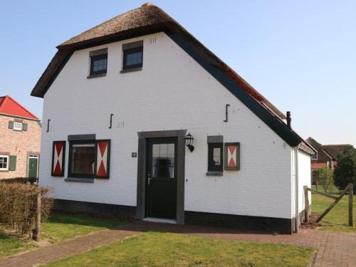 Roggel Villa | Tranquil Villa with Garden in Limburg Holiday Park