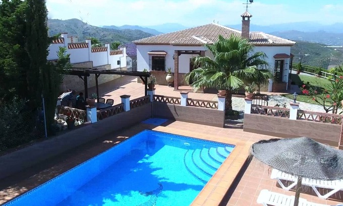 Iznate Villa | Idyllic Villa with Pool, Garden & Ocean Views - Rated 9.8/10