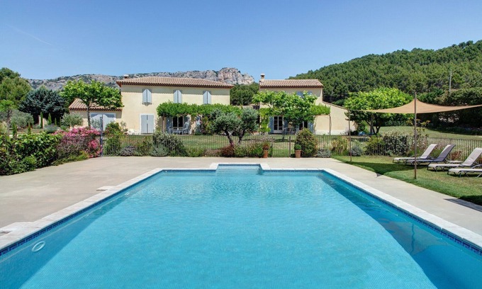 Merindol Villa | Relaxing Villa with Heated Pool & Jacuzzi in Luberon