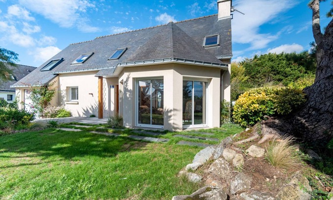 Guidel-Plages Villa | Relaxing Villa with Heated Pool & Garden Near the Sea