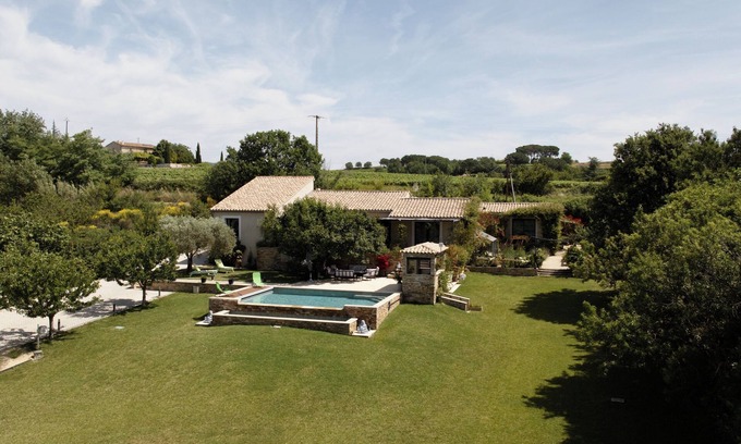 La Tour-d'Aigues House | Idyllic Villa with Infinity Pool Overlooking Luberon Vineyards