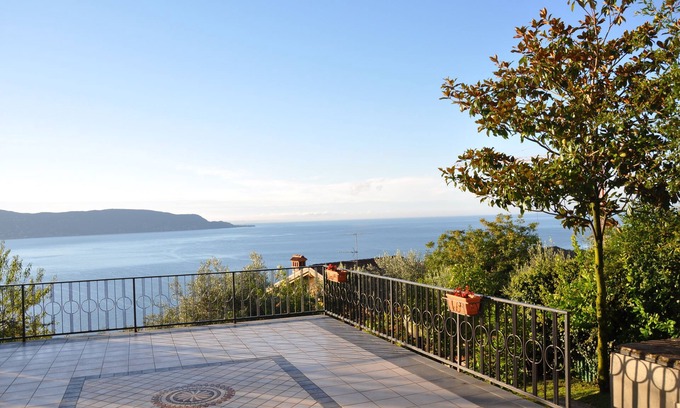 Pulciano House | Tranquil Villa with Mediterranean Garden & Pet-Friendly Perks