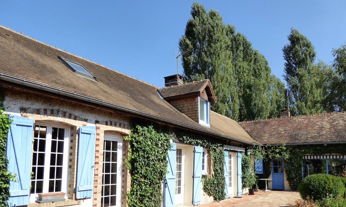 Change House | Villa with Tranquil Pool Near 24-Hour Racing Circuit