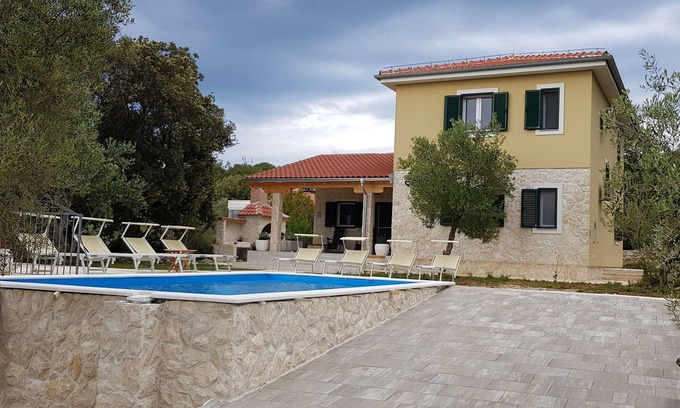 Verunic Villa | Seaside Villa with Private Pool and Ocean View - Rated 10/10