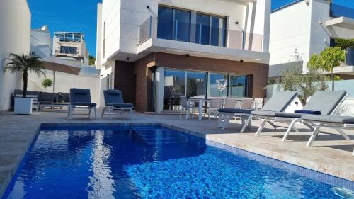 Cala del Portet Villa | Relaxing Villa with Pool and 4 Rooms in San Miguel de Salinas