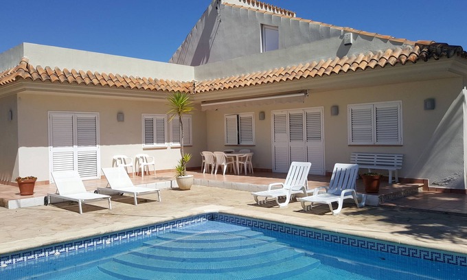 Vinaros Ski Chalet | Idyllic Villa with Pool and Barbecue for Memorable Getaways