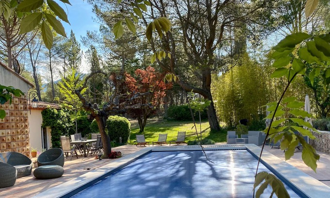 Beaurecueil Apartment | Relaxing Villa with Pool and Beach Volleyball Court