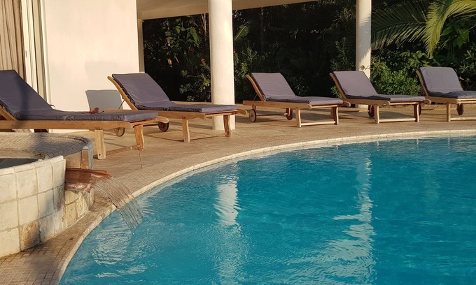 Pietrosella House | Cozy Villa with Pool & Jacuzzi, Steps from the Beach