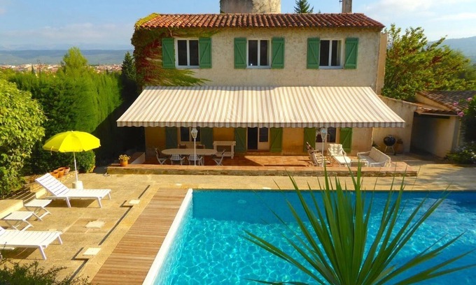 Le Beausset Villa | Beautiful Villa with Pool for 8-10 Steps from the Sea