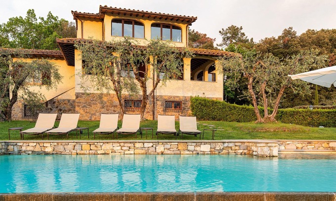 Poggibonsi Villa | Inviting Villa with Pool for 12 and Ocean Views