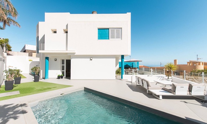 Tabaiba Ski Chalet | Relaxing Villa with Pool in Tabaiba for Your Getaway