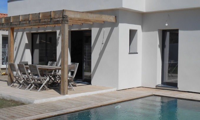 Vedene Villa | Inviting Villa with Pool Near Avignon for Memorable Getaways