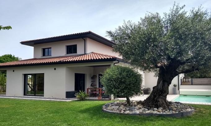 Brax House | Cozy Villa with Pool Near Toulouse and Lush Forest Retreat