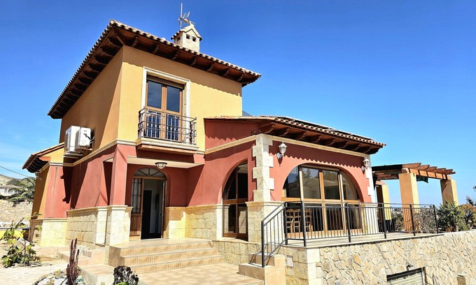 Coveta Fuma Ski Chalet | Relaxing Villa with Pool and Ocean Views Near the Beach
