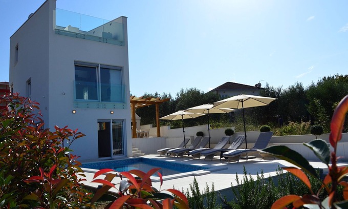 Okrug Gornji Villa | Idyllic Villa Leona: Private Pool with Spectacular Sea Views