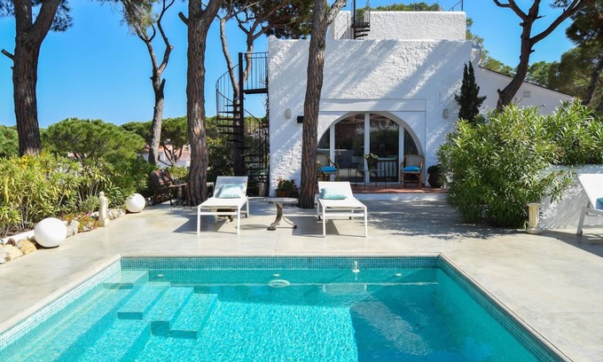 Pals Villa | Relaxing Villa with Private Pool Near the Beach for 8