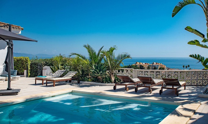 Puerto de la Duquesa Villa | Beachfront Villa with Ocean View and Private Pool Access