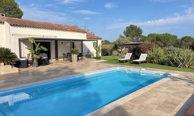 Bagnols-en-Foret House | Relaxing Villa with Pool for 6 in Bagnols en Forêt