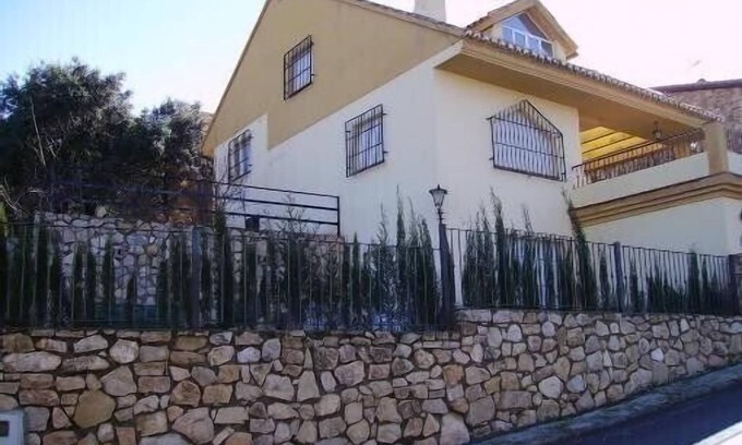 Dudar Villa | Relaxing Villa with Pool Near the Historic Alhambra, Granada