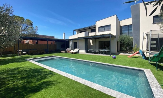 Les Amarats Villa | Elegant Villa with Pool and Ocean View in Narbonne