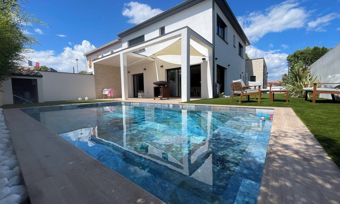 Perols House | Villa with swimming pool close to the beach and streetcar.