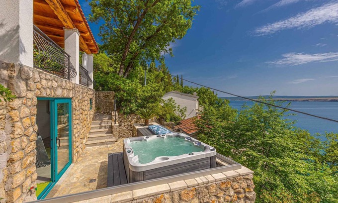 Jadranovo Villa | Villa with Terrace and Ocean View for Unforgettable Getaways