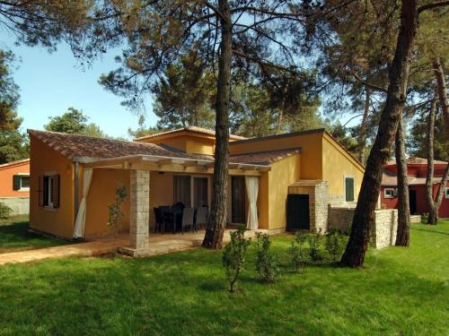 Monterol Villa | Stylish Villa with Terrace and WiFi Near Umag's Shores